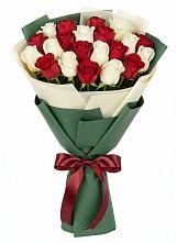 Букет Микс из красных и белых роз в Токсово