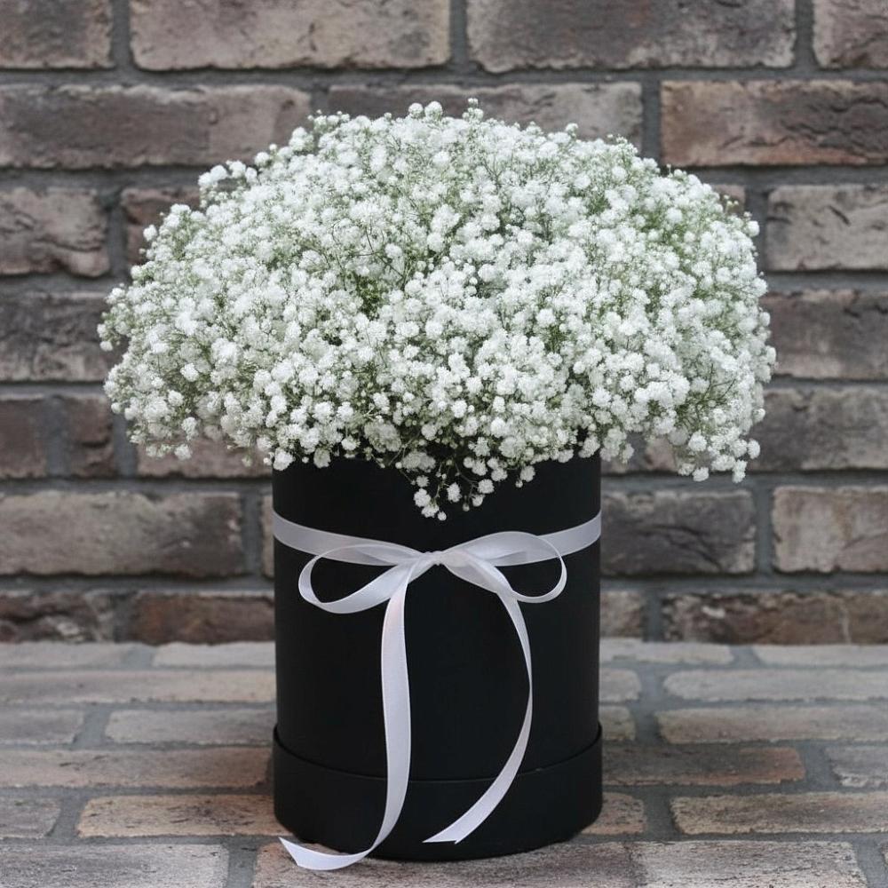 Цветочная композиция из Гипсофила в шляпной коробке в Токсово