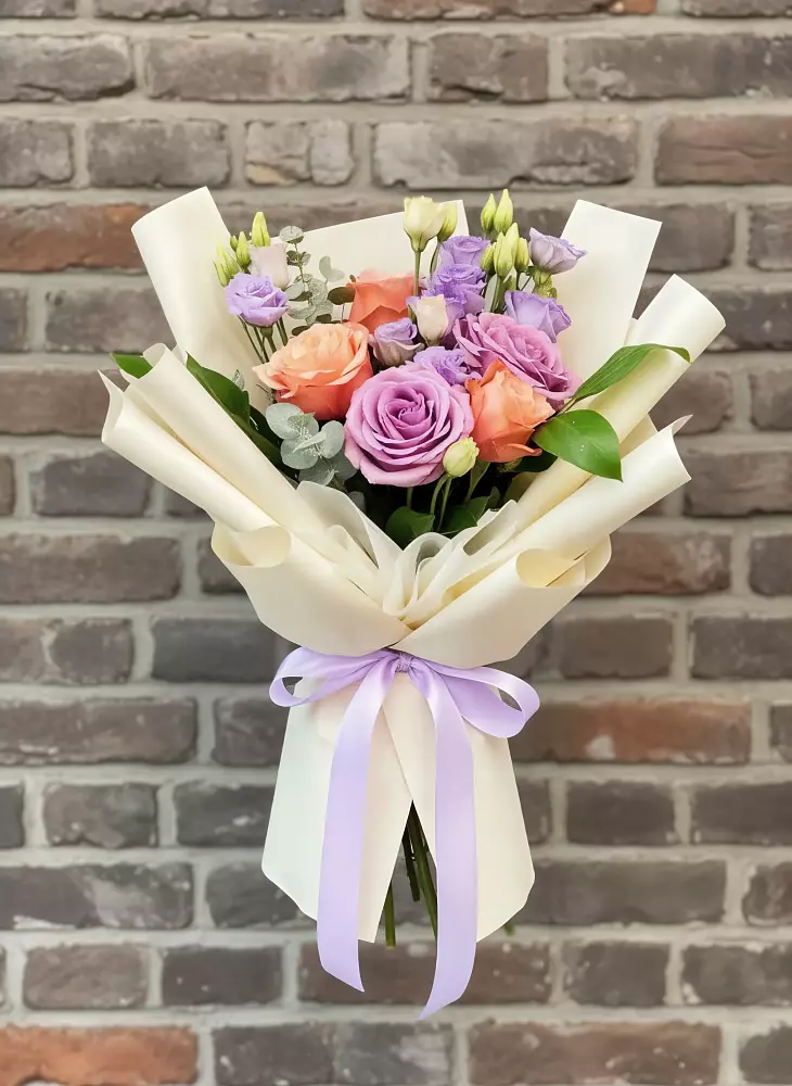 Букет цветов из: Лизиантусы и Розы в Токсово