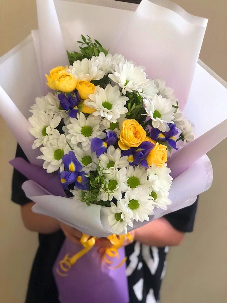 Букет цветов из: Ирисы, Хризантемы и Розы в Токсово