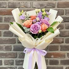 Букет цветов из:  Лизиантусы и Розы в Токсово