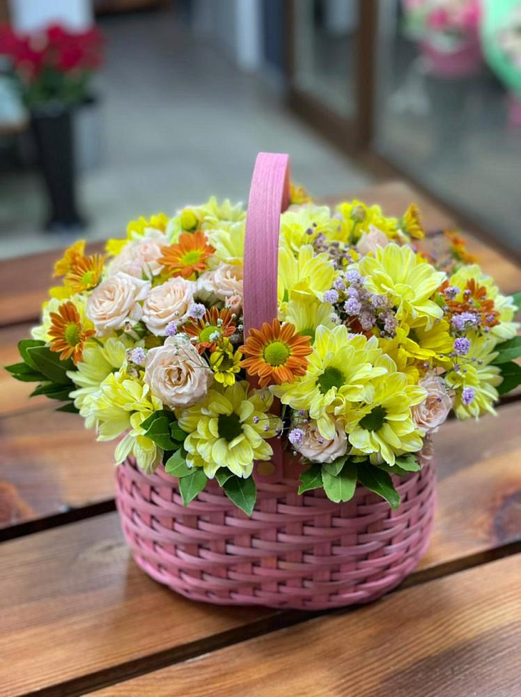 Цветочная композиция из Хризантемы и Розы в корзине в Токсово