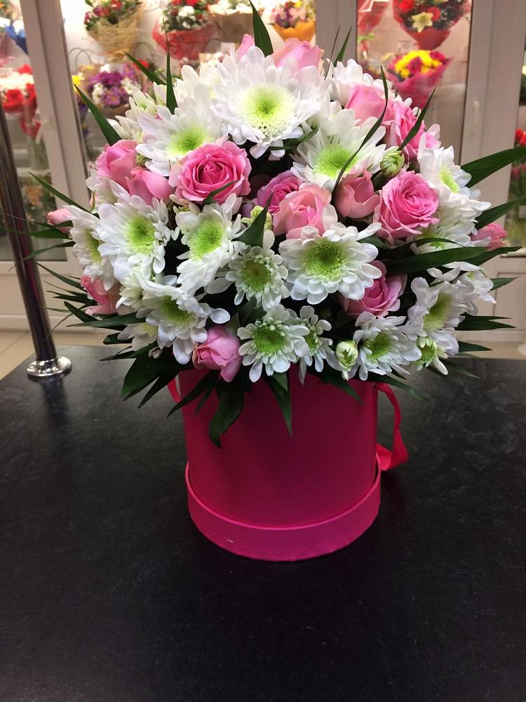 Цветочная композиция из Розы и Хризантемы в шляпной коробке в Токсово