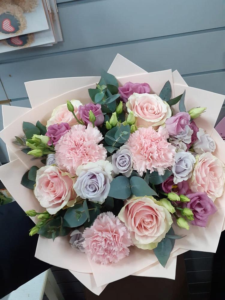 Букет цветов из: Розы, Гвоздики и Лизиантусы в Токсово