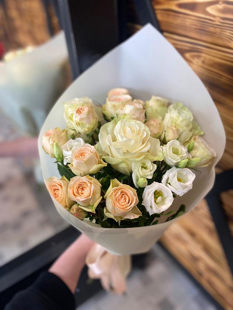 Букет цветов из: Розы и Лизиантусы в Токсово